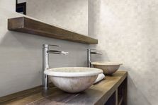`company_name_branding] baño con lavabo de piedra